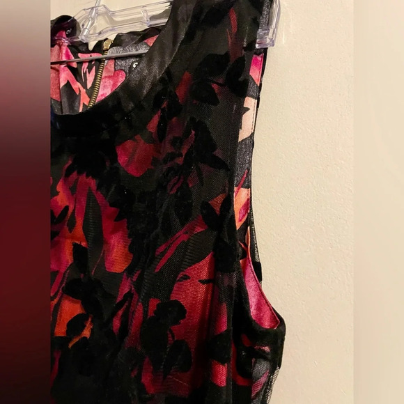 SLNY Vibrant Red Orange Floral Sheath Dress Black Velvet Burnout Overlay Size 6 - Picture 4 of 13